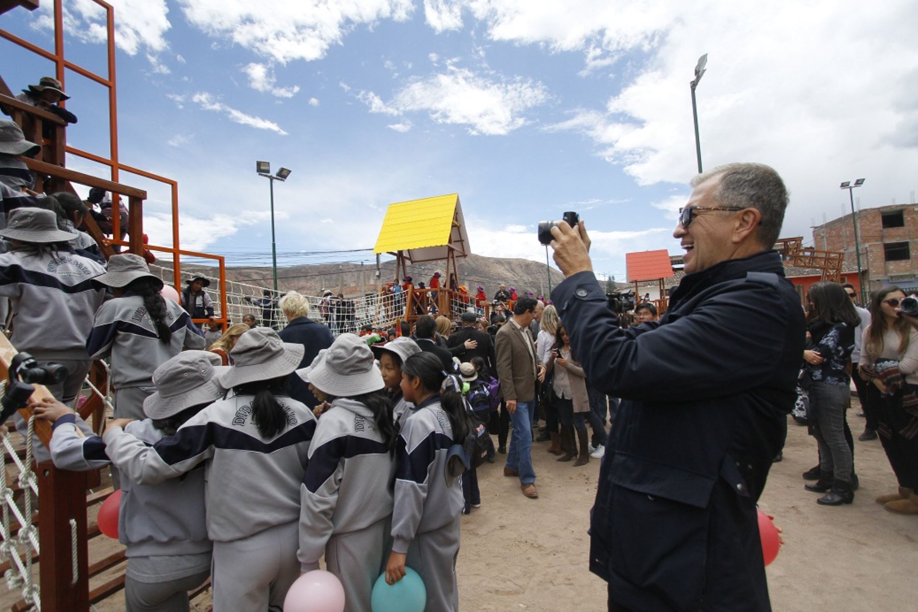 Fotógrafo Mario Testino inaugura parque infantil temático en ciudad de Urubamba, en Cusco. ANDINA/Percy Hurtado