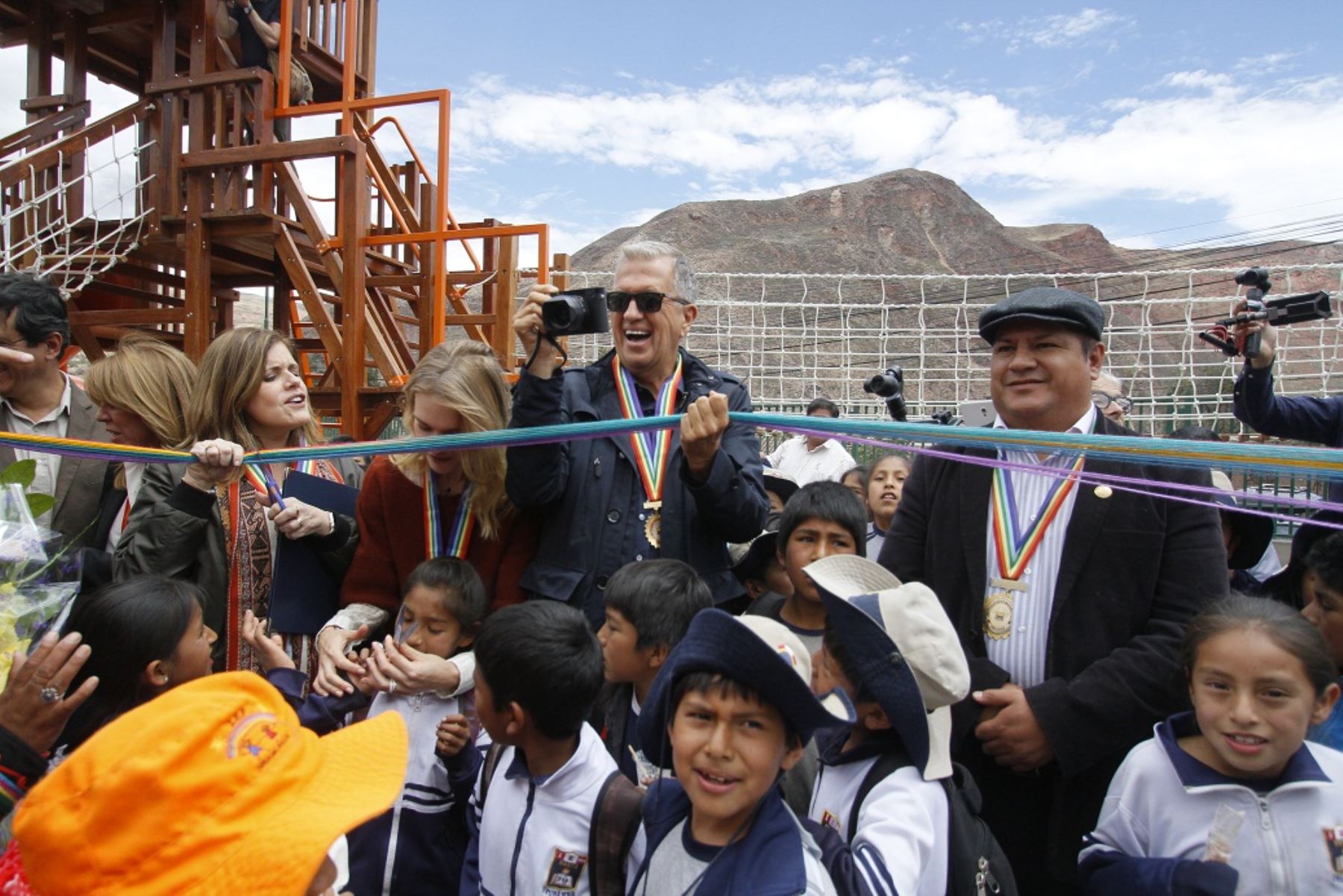 Fotógrafo Mario Testino inaugura parque infantil temático en ciudad de Urubamba, en Cusco. ANDINA/Percy Hurtado