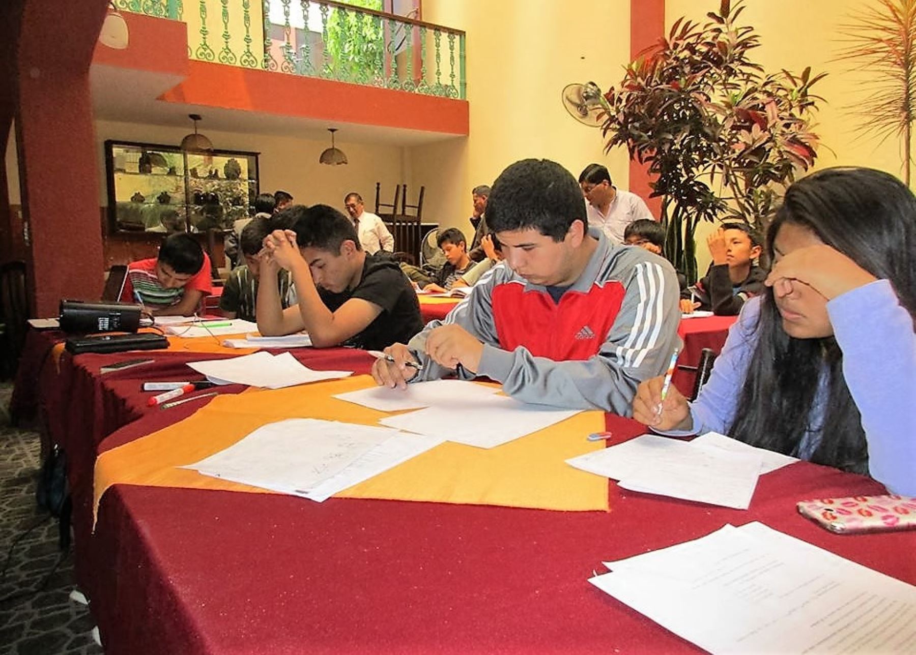 Escolares arequipeños van a Lima para participar de Olimpiada de Matemáticas. ANDINA/Rocío Méndez