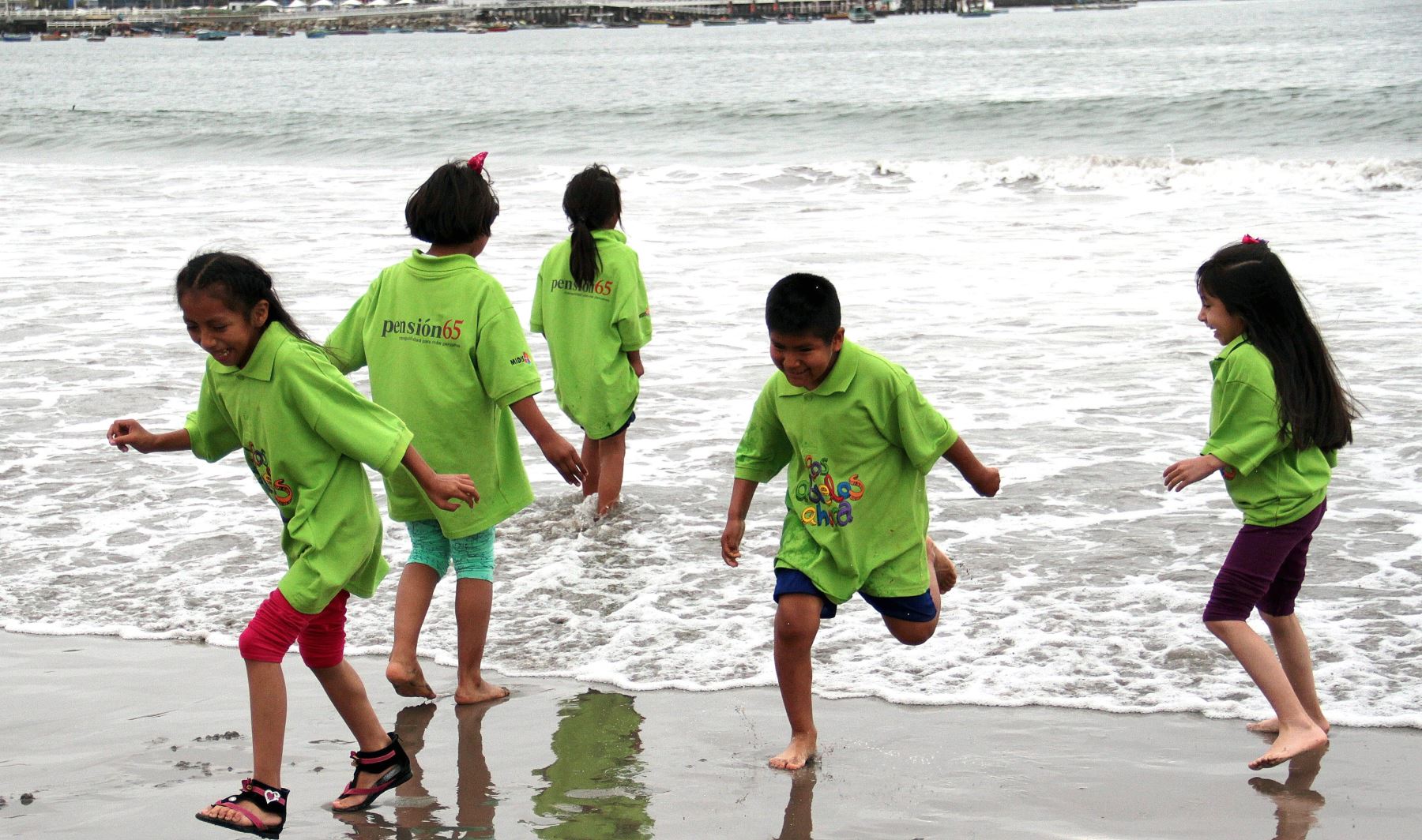 Niños ganadores de Los Abuelos Ahora conocieron el mar. Foto: Andina/Difusión