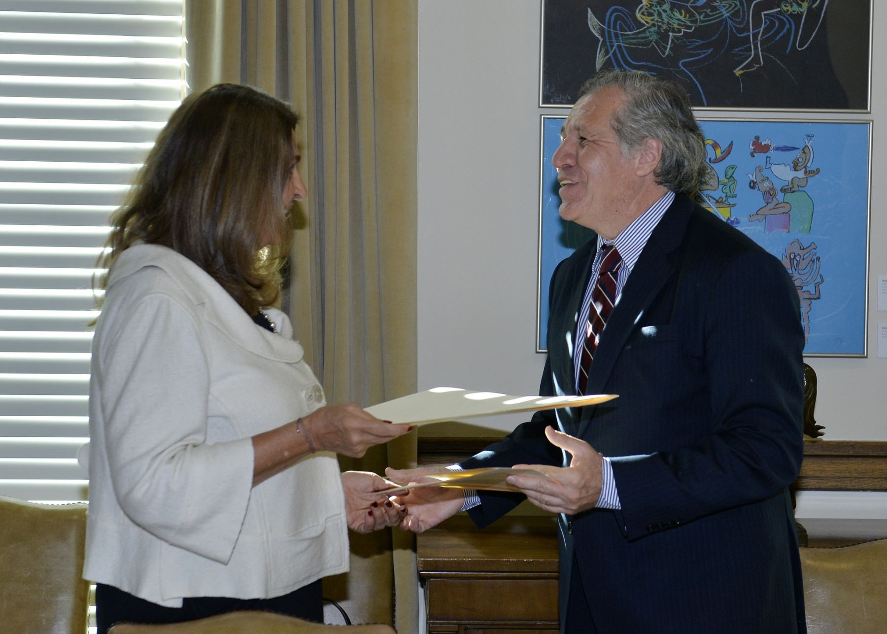 Peruvian Ambassador signs OAS Convention