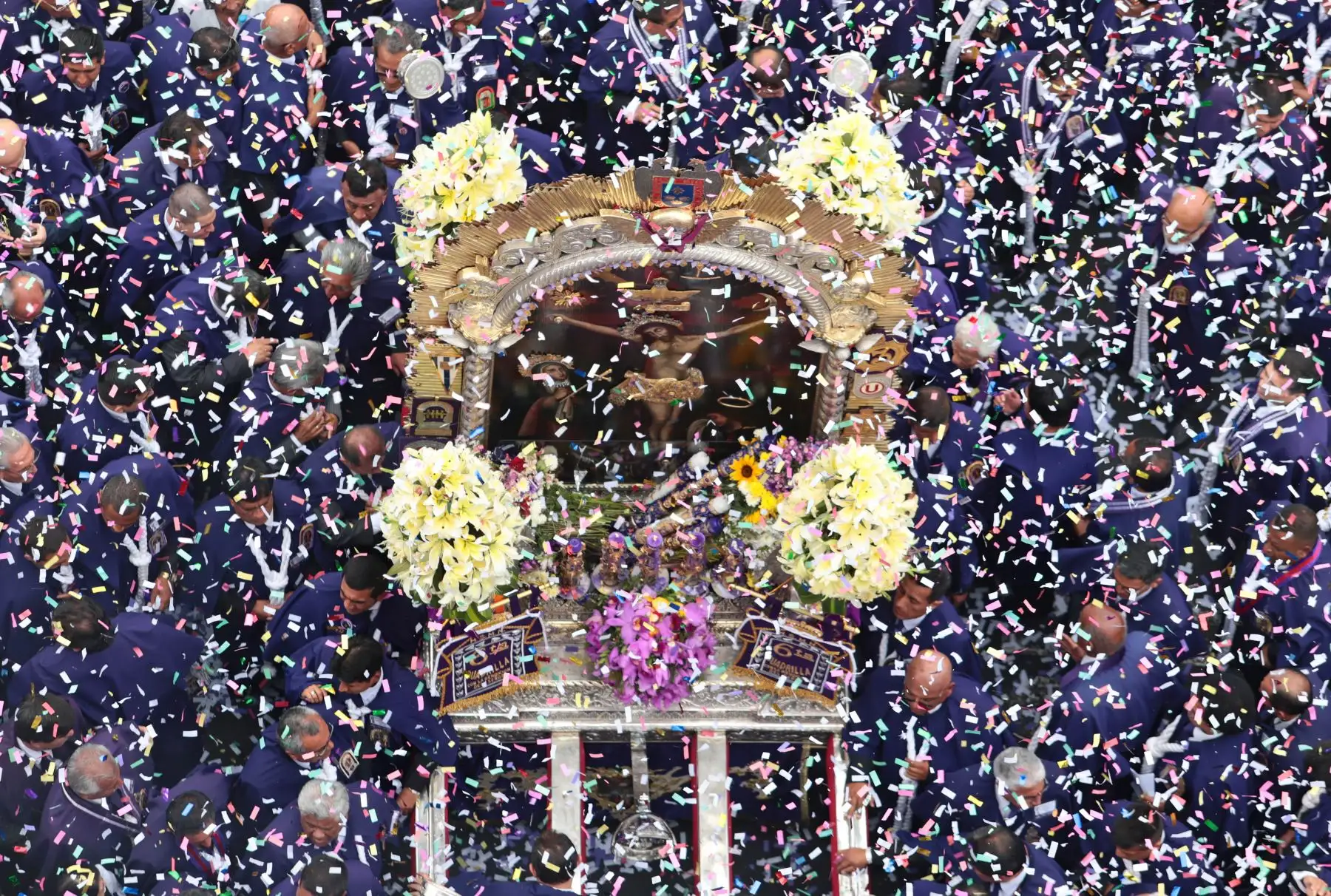 Señor de los Milagros realiza su recorrido por la Avenida Alfonso Ugarte.Foto:ANDINA/Carlos Lezama
