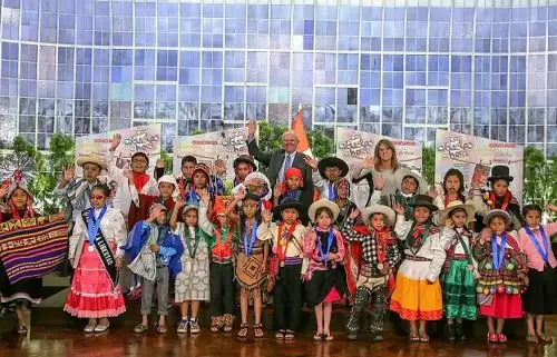 Ganadores del concurso escolar "Los abuelos ahora" recibieron sus premios de manos del presidente Pedro Pablo Kuczynski.