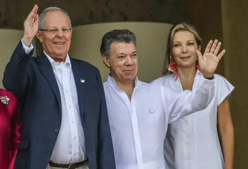 Presidente Pedro Pablo Kuczynski, es recbidopor presidente de Colombia, Juan Manuel Santos, en Cumbre Iberoamericana de Cartagena de Indias.