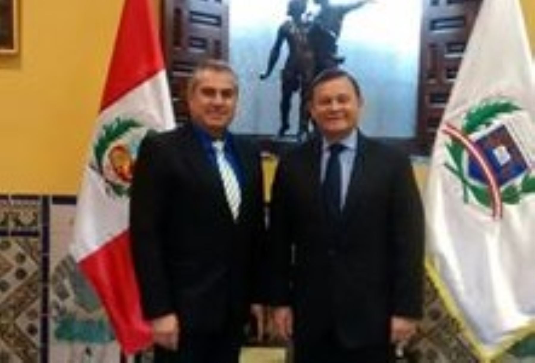 Parlamentario andino, Mario Zúñiga y vicecanciller, Néstor Popolizio. Foto: Difusión.