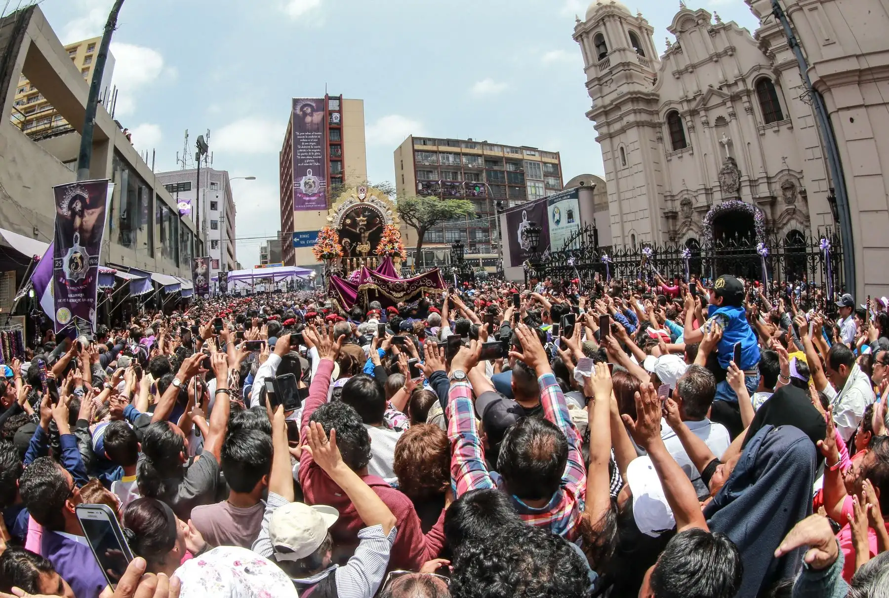 Recorrido procesional del Señor de los Milagros en la Iglesia las Nazarenas. Foto: ANDINA/ Jhony Laurente