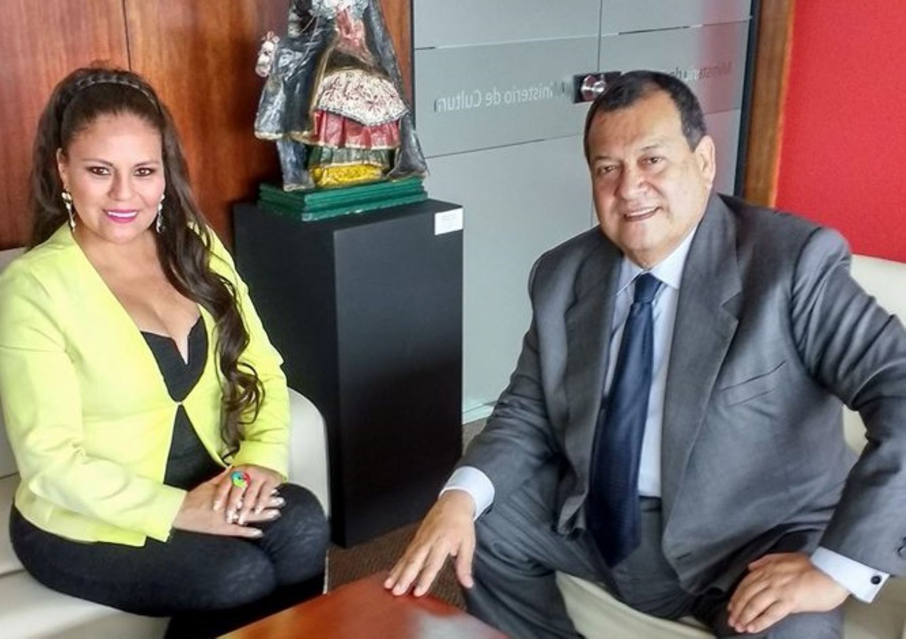 Dina Páucar y el ministro de Cultura Jorge Nieto.