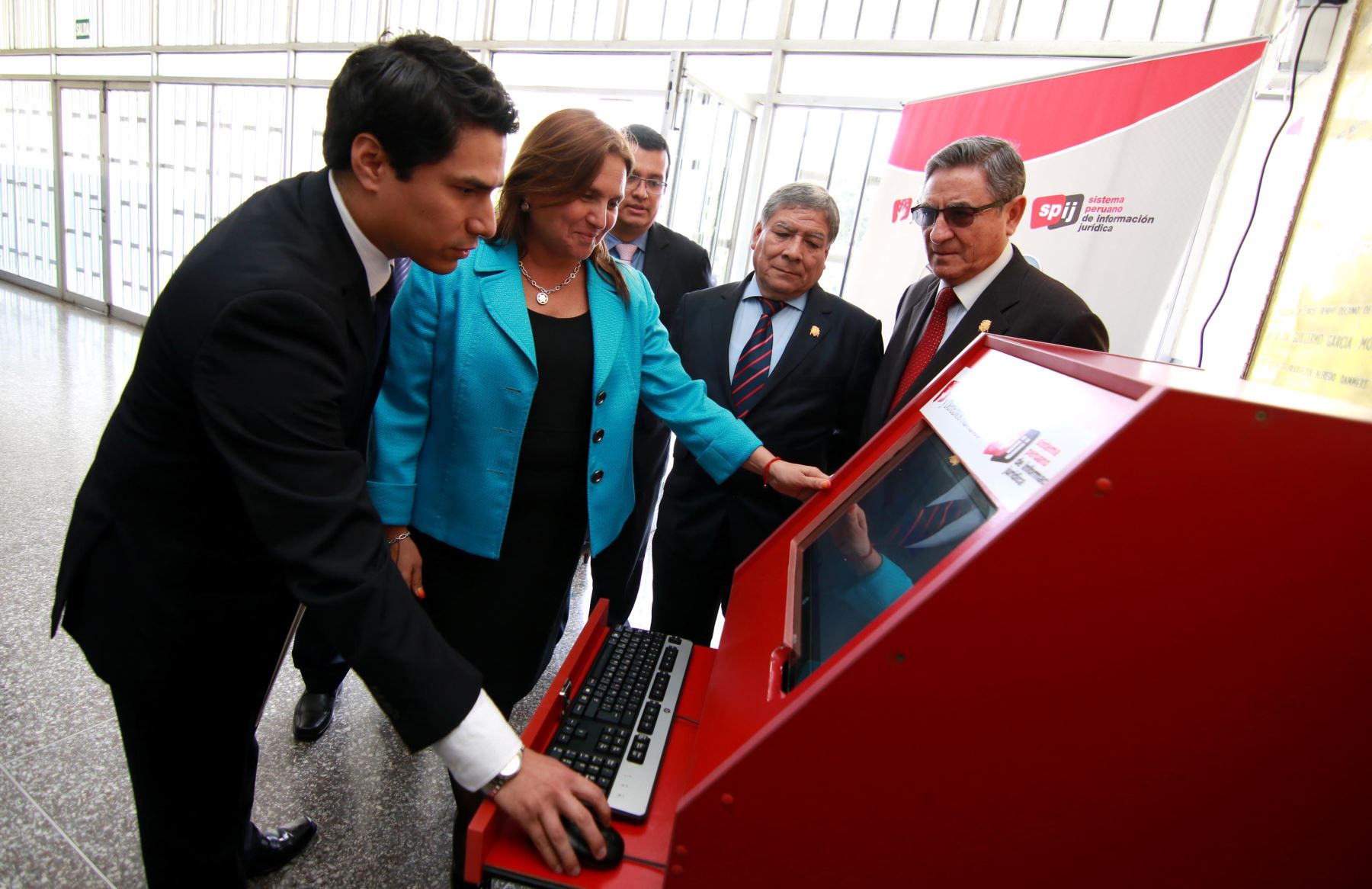 La ministra de Justricia, Marisol Pérez Tello, hace una demostración del funcionamiento del SIPJ.