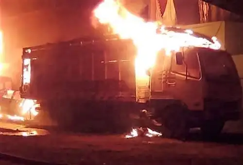Incendio consume la sede de la comisaría La Rinconada de Juliaca y varios vehículos. ANDINA