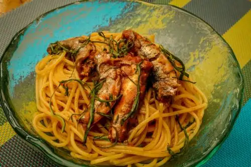 Espagueti con anchoveta en salsa de tomate. Foto: Difusión.