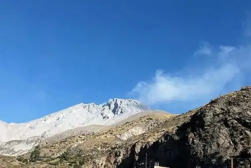En el marco de la ejecución del proyecto de “Mejoramiento y Ampliación del Sistema de Alerta Volcánica en la Región Sur del Perú”, profesionales del Instituto Geofísico del Perú (IGP) en Arequipa vienen realizando la instalación de dos estaciones geofísicas de monitoreo permanente, las cuales se sumarán a la red de vigilancia que opera ininterrumpidamente desde 2013 en este volcán. ANDINA/Difusión