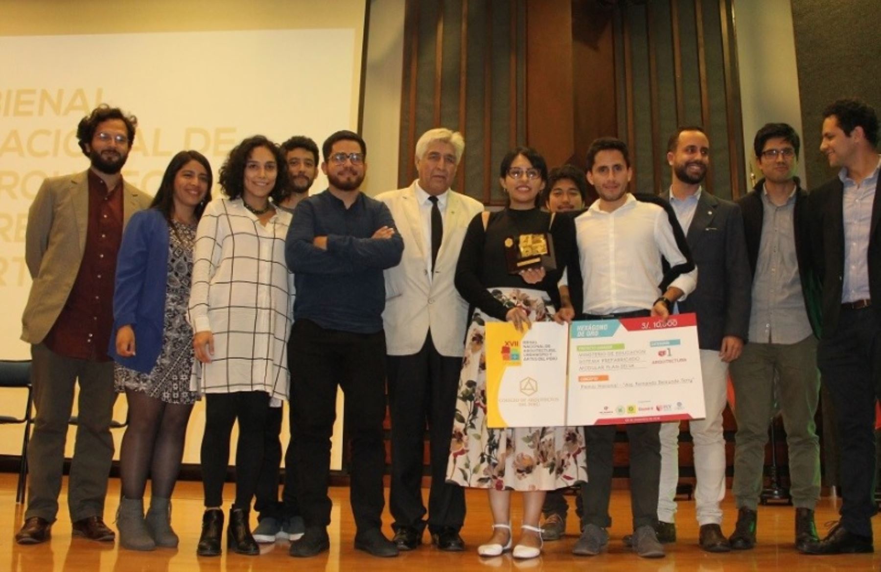 Arquitectos del Ministerio de Educación que trabajan en el Plan Selva, recibieron distinción del Colegio de Arquitectos del Perú en la XVII Bienal Nacional de Arquitectura, Urbanismo y Artes del Perú.