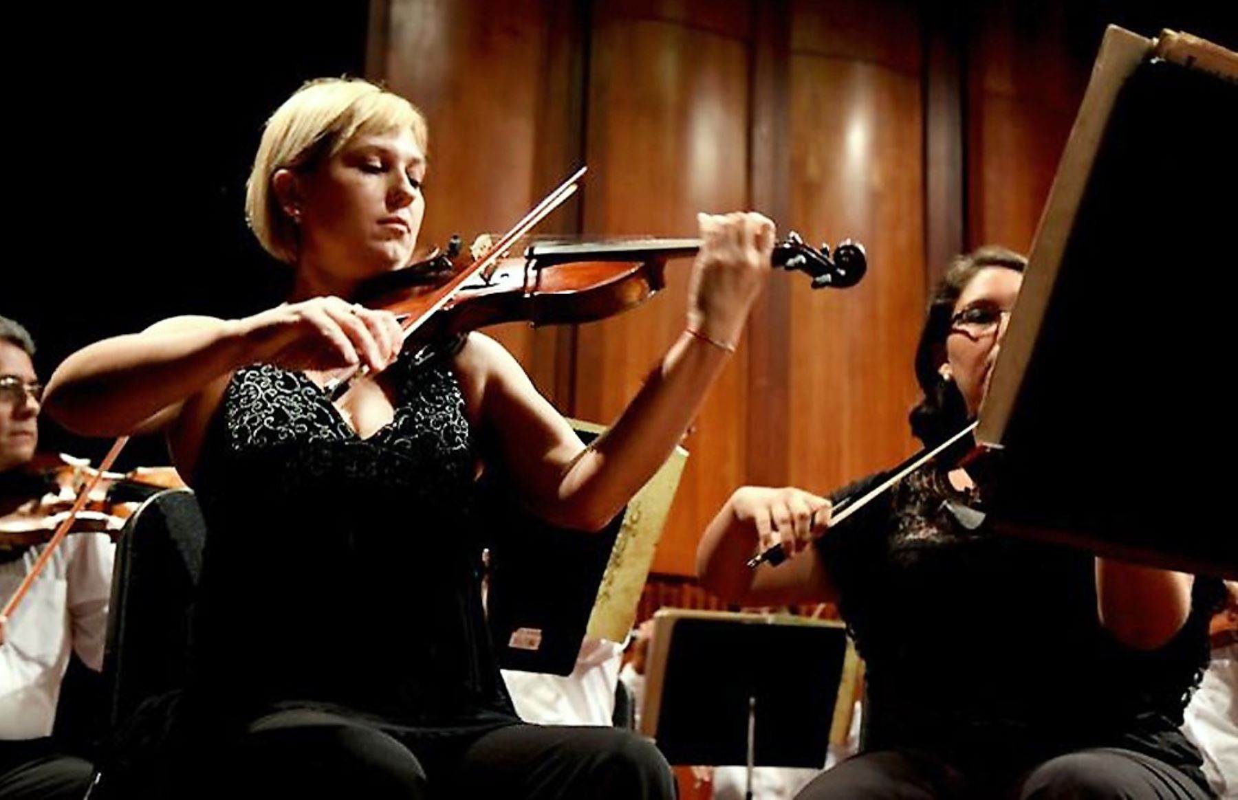 María Foust, reconocida violinista rusa, es la solista invitada por la Orquesta Sinfónica de Cusco.