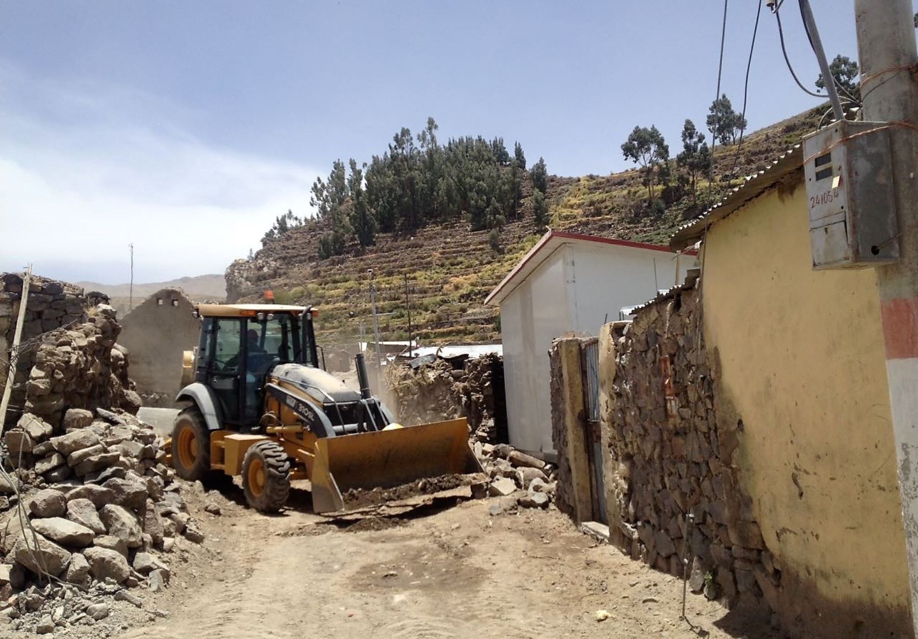 Se iniciaron los trabajos de reconstrucción en los poblados afectados por el sismo en Caylloma, en Arequipa. ANDINA/Rocío Méndez