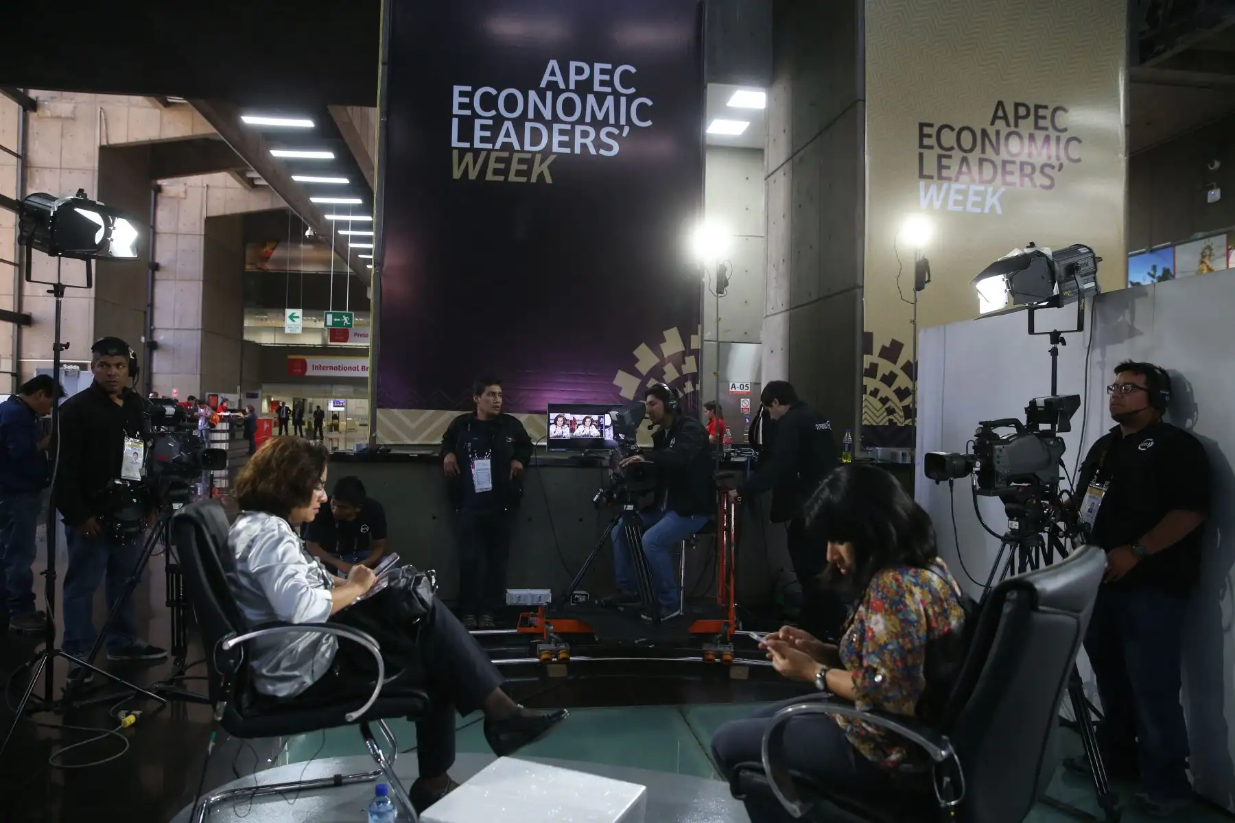 LIMA PERÚ, NOVIEMBRE 14. Delegado y periodistas llegan al Foro APEC 2016 que se inicia hoy en Lima.Foto: ANDINA/ Vidal Tarqui