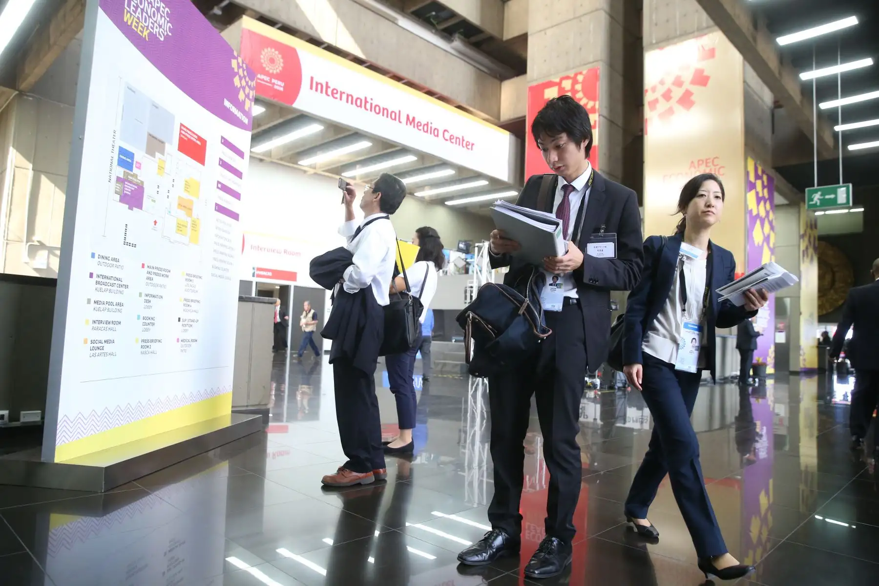 LIMA PERÚ, NOVIEMBRE 14. Delegado y periodistas llegan al Foro APEC 2016 que se inicia hoy en Lima.Foto: ANDINA/ Vidal Tarqui