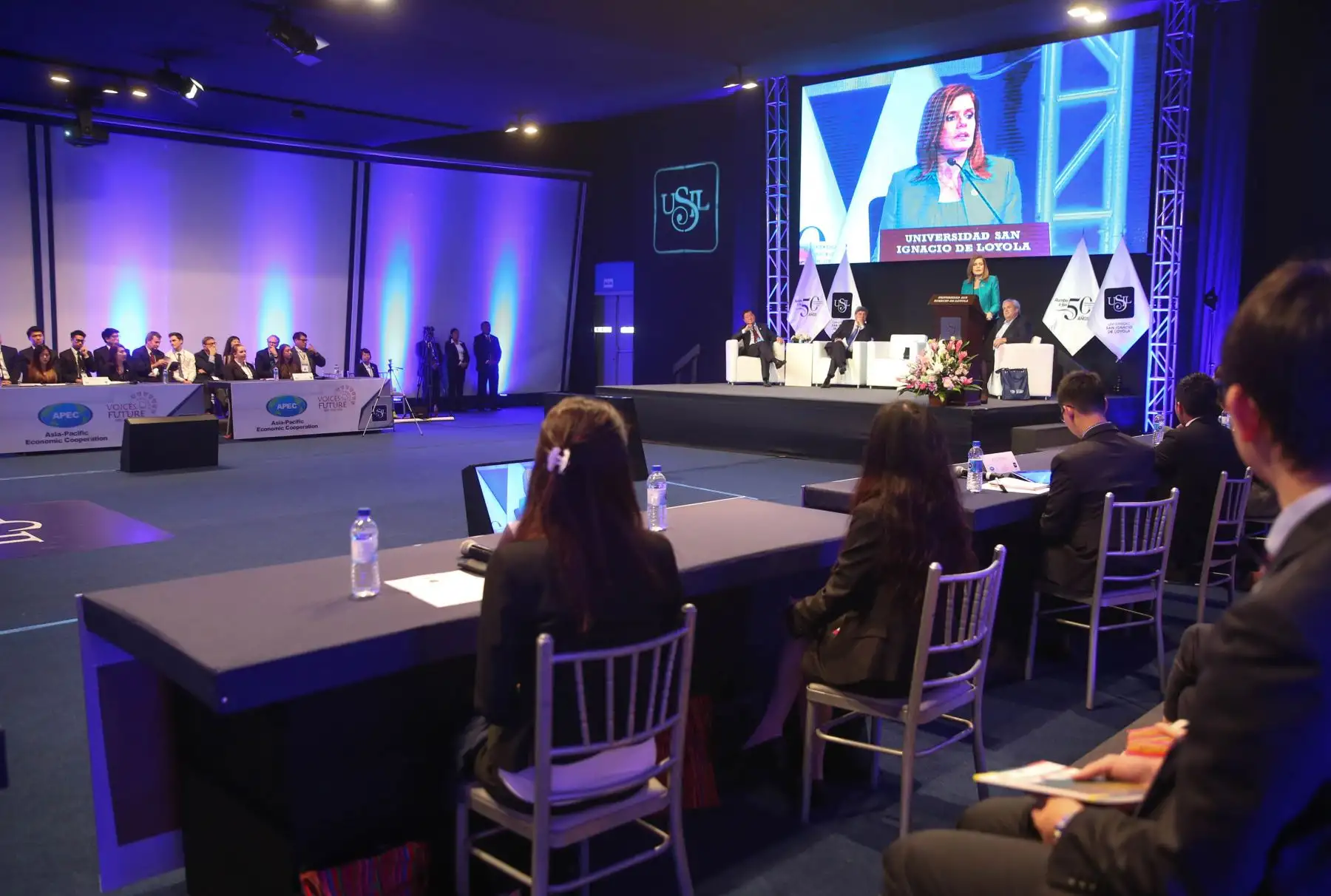 LIMA PERÚ, NOVIEMBRE 15. La segunda vicepresidenta de la República y presidenta de la Comisión de Alto Nivel APEC, Mercedes Aráoz, participa del programa APEC Voices of the Future. Foto: ANDINA/ Vidal Tarqui
