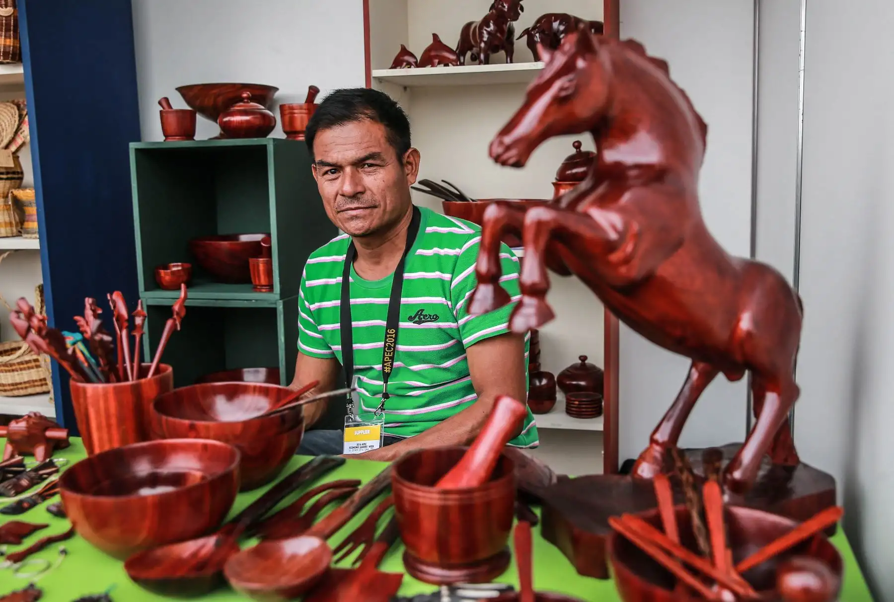 LIMA,PERÚ-NOVIEMBRE 15. Artesanos de todas las regiones presentan sus trabajos en encuentro de APEC en Lima. Foto: ANDINA/ Jhony Laurente