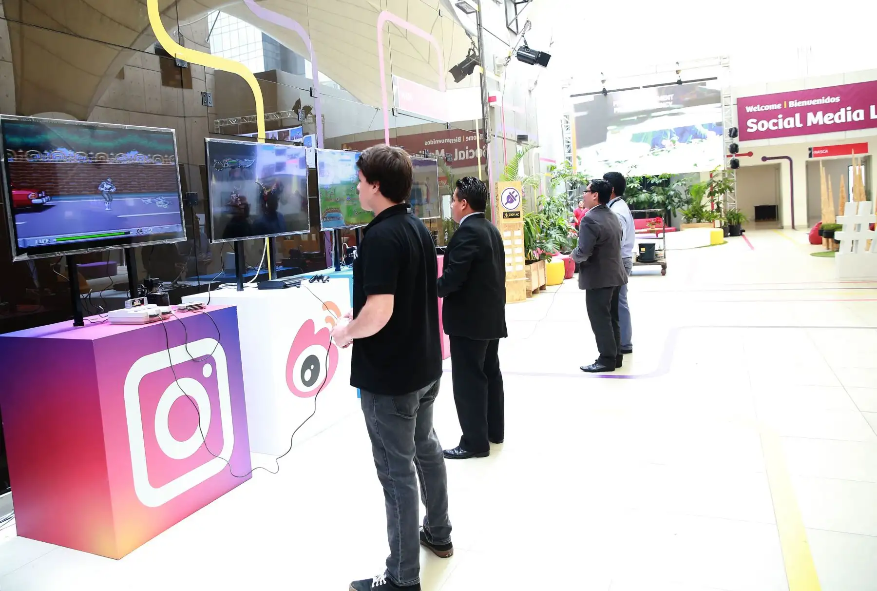 LIMA,PERÚ-NOVIEMBRE 15. Asistentes al APEC 2016 tienen libre acceso a los videojuegos de todos los tiempos. Foto: ANDINA/ Jhony Laurente