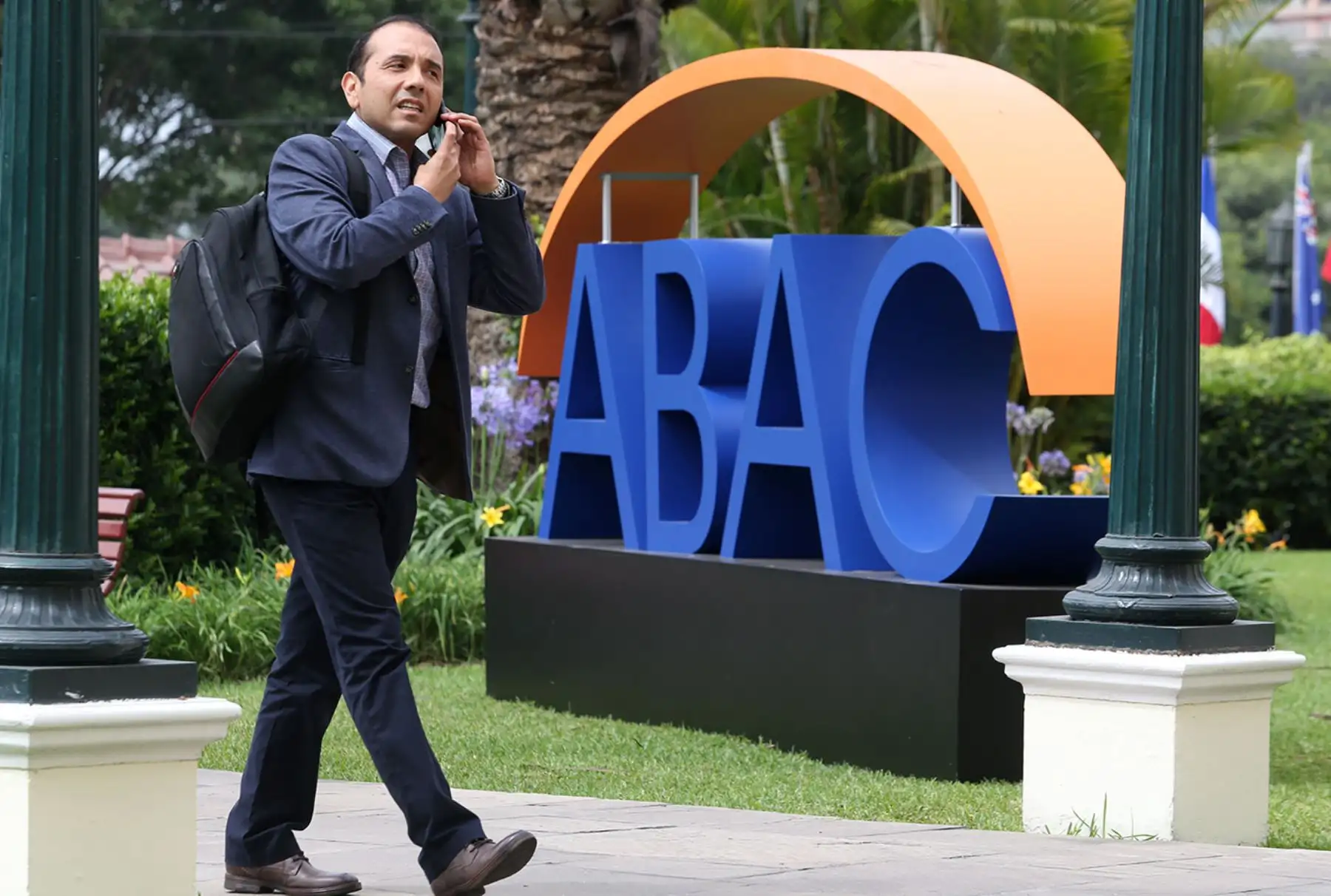 LIMA PERÚ, NOVIEMBRE 16. Delegaciones extranjeras llegan al Hotel Country Club  donde se realizan las reuniones empresariales  ABAC 2016. Foto: ANDINA/Melina Mejía