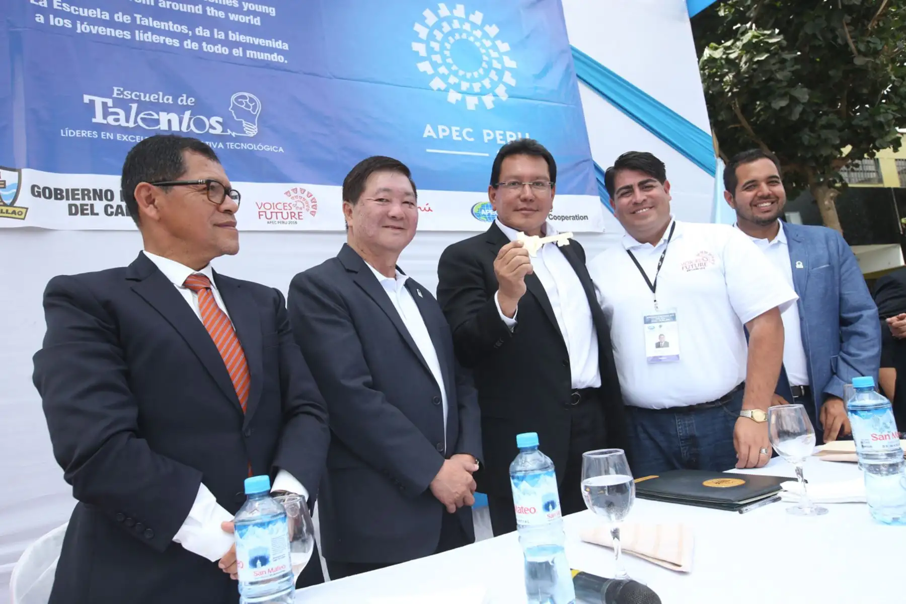 LIMA, PERÚ - NOVIEMBRE 16. Gobernador Regional del Callao, Félix Moreno, presenció el encuentro entre 130 jóvenes líderes participantes de distintas economías del Foro de Cooperación Económica Asia-Pacífico APEC 2016.

Foto: ANDINA/Juan Carlos Guzmán Negrini.