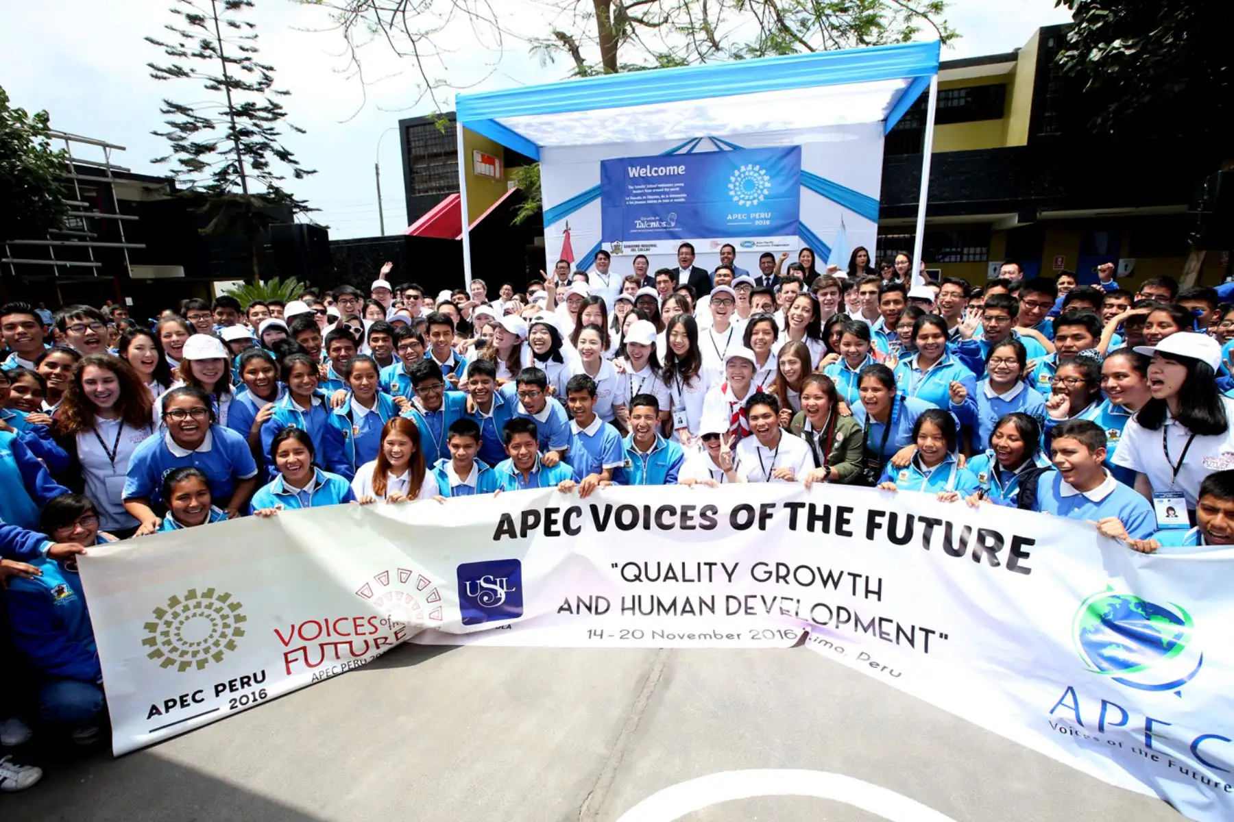 LIMA, PERÚ - NOVIEMBRE 16. Gobernador Regional del Callao, Félix Moreno, presenció el encuentro entre 130 jóvenes líderes participantes de distintas economías del Foro de Cooperación Económica Asia-Pacífico APEC 2016.

Foto: ANDINA/Juan Carlos Guzmán Negrini.