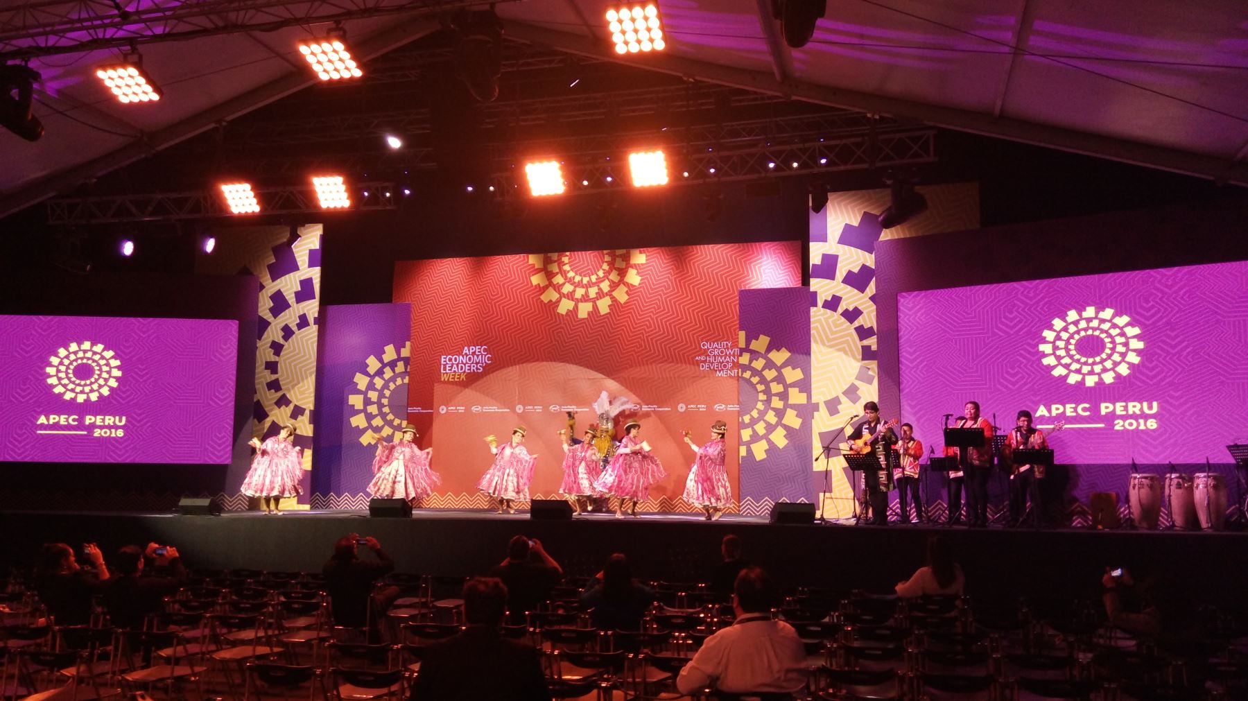Un conjunto de danza y música de Puno puso color y ritmo andino la noche del miércoles en la sede de APEC 2016.