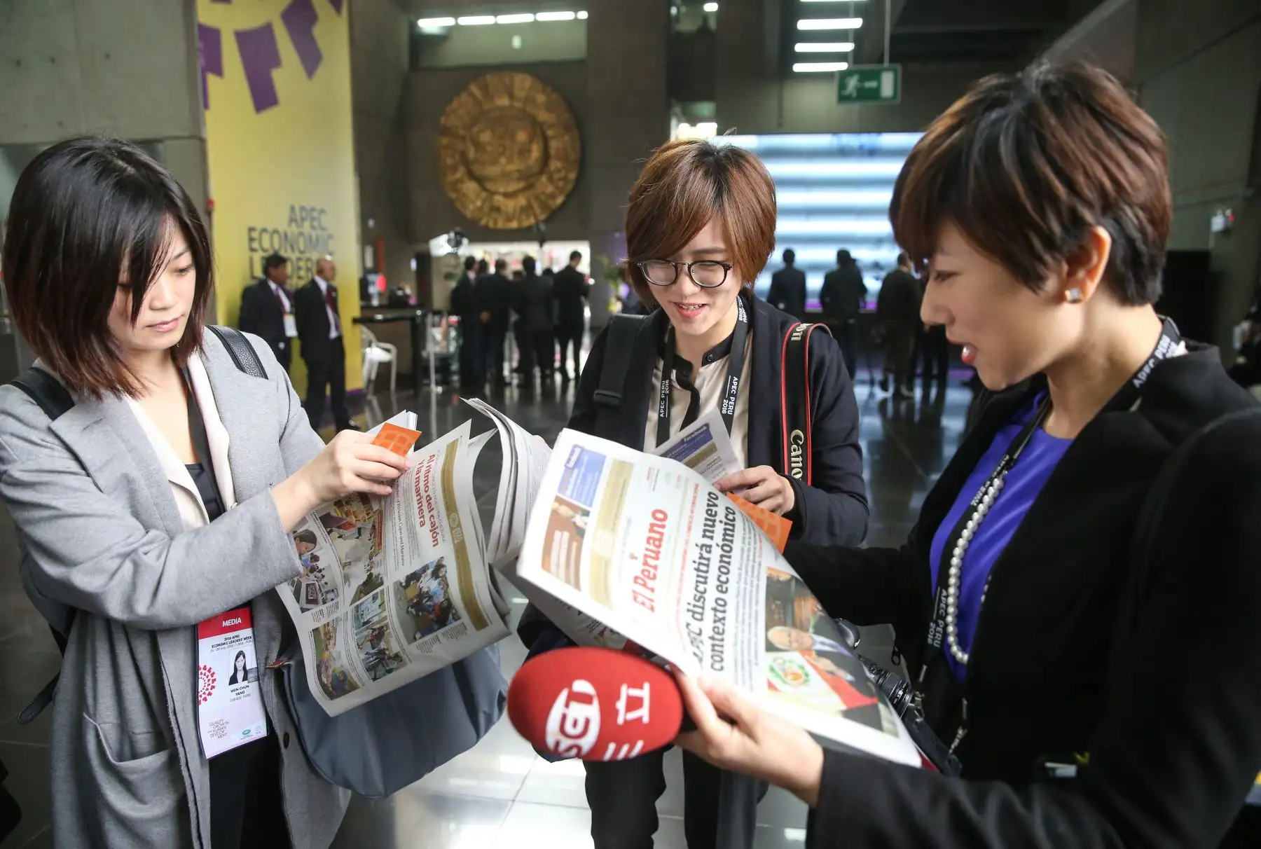 LIMA PERÚ, NOVIEMBRE 17.Periodistas extranjeros leen edición bilingüe del  Diario Oficial El Peruano por cita de APEC 2016. Foto: ANDINA/ Vidal Tarqui