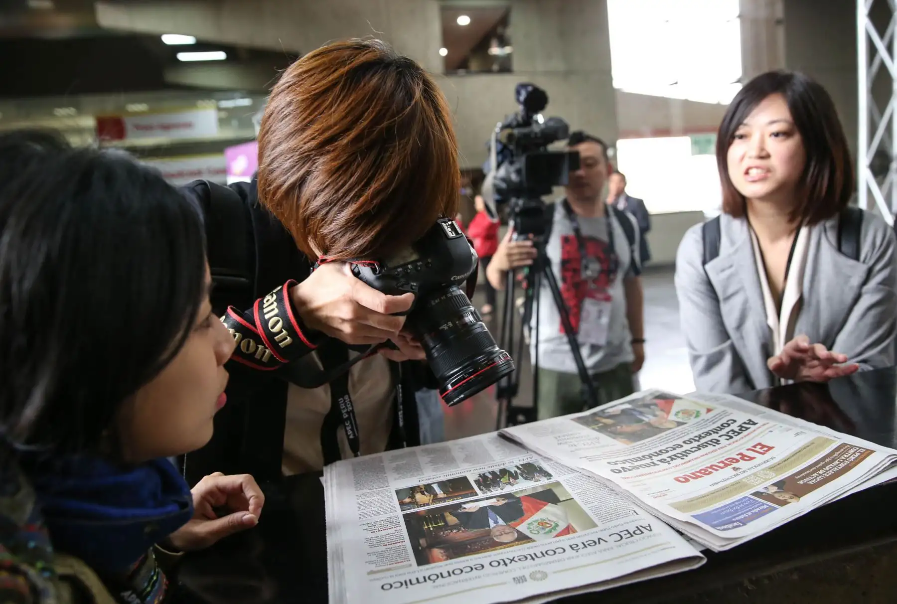 LIMA PERÚ, NOVIEMBRE 17.Periodistas extranjeros leen edición bilingüe del  Diario Oficial El Peruano por cita de APEC 2016. Foto: ANDINA/ Dante Zegarra