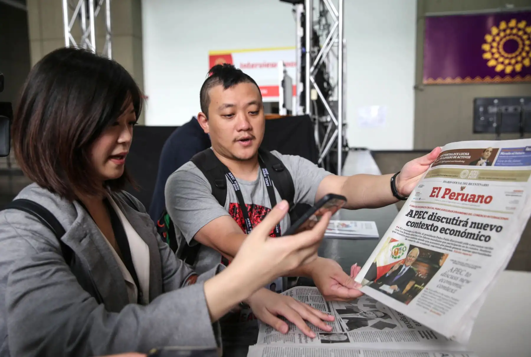 LIMA PERÚ, NOVIEMBRE 17.Periodistas extranjeros leen edición bilingüe del  Diario Oficial El Peruano por cita de APEC 2016. Foto: ANDINA/ Dante Zegarra