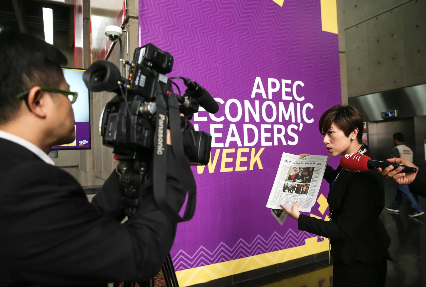 LIMA PERÚ, NOVIEMBRE 17.Periodistas extranjeros leen edición bilingüe del  Diario Oficial El Peruano por cita de APEC 2016. Foto: ANDINA/ Dante Zegarra