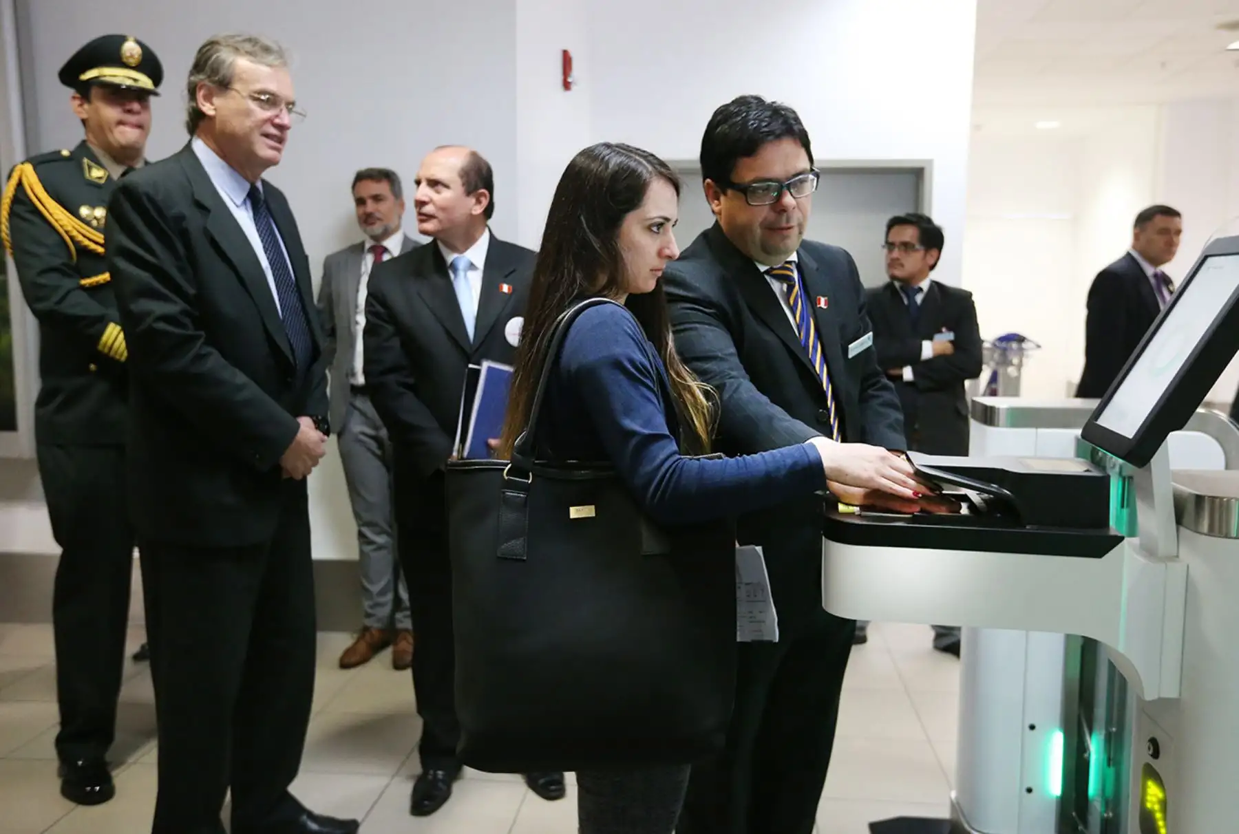 LIMA PERÚ, NOVIEMBRE 18. Ministro del Interior Carlos Basombrio realiza la activación de la puertas biometricas en el Aeropuerto Internacional Jorge Chavez. Foto: ANDINA/Melina Mejía