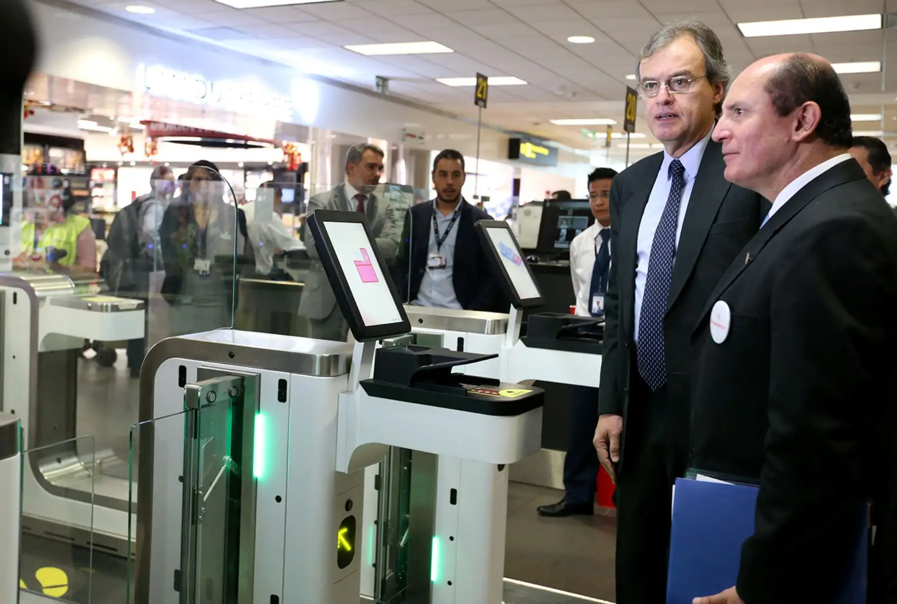 LIMA PERÚ, NOVIEMBRE 18. Ministro del Interior Carlos Basombrio realiza la activación de la puertas biometricas en el Aeropuerto Internacional Jorge Chavez. Foto: ANDINA/Melina Mejía
