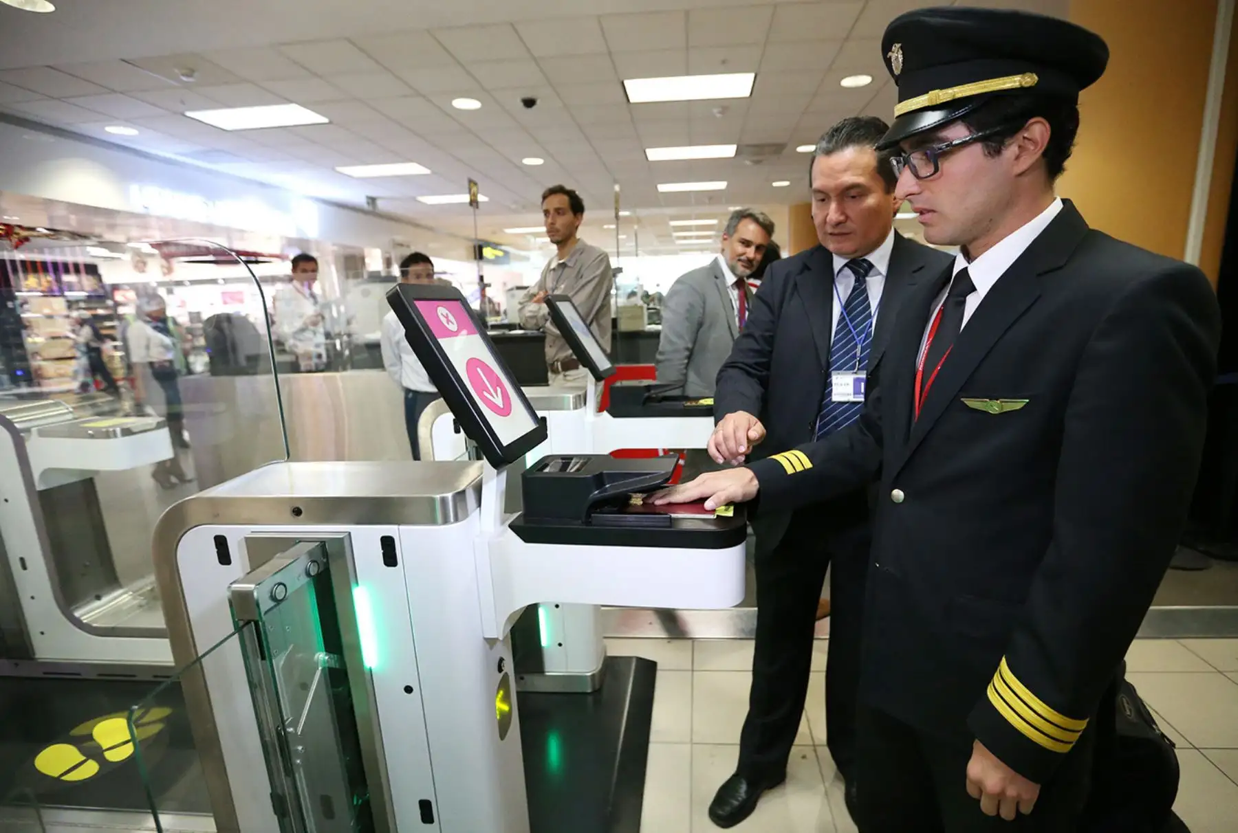 LIMA PERÚ, NOVIEMBRE 18. Ministro del Interior Carlos Basombrio realiza la activación de la puertas biometricas en el Aeropuerto Internacional Jorge Chavez. Foto: ANDINA/Melina Mejía