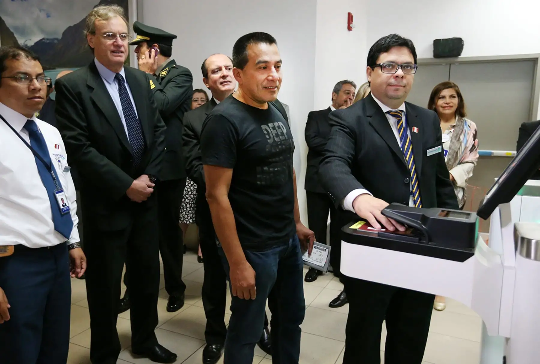 LIMA PERÚ, NOVIEMBRE 18. Ministro del Interior Carlos Basombrio realiza la activación de la puertas biometricas en el Aeropuerto Internacional Jorge Chavez. Foto: ANDINA/Melina Mejía