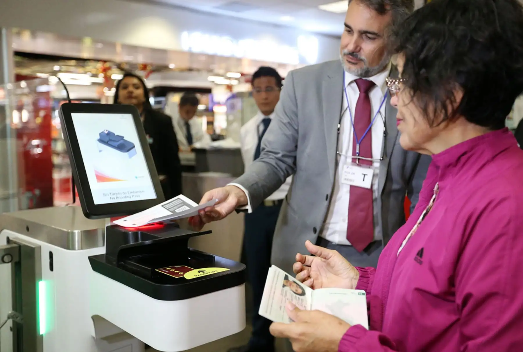 LIMA PERÚ, NOVIEMBRE 18. Ministro del Interior Carlos Basombrio realiza la activación de la puertas biometricas en el Aeropuerto Internacional Jorge Chavez. Foto: ANDINA/Melina Mejía