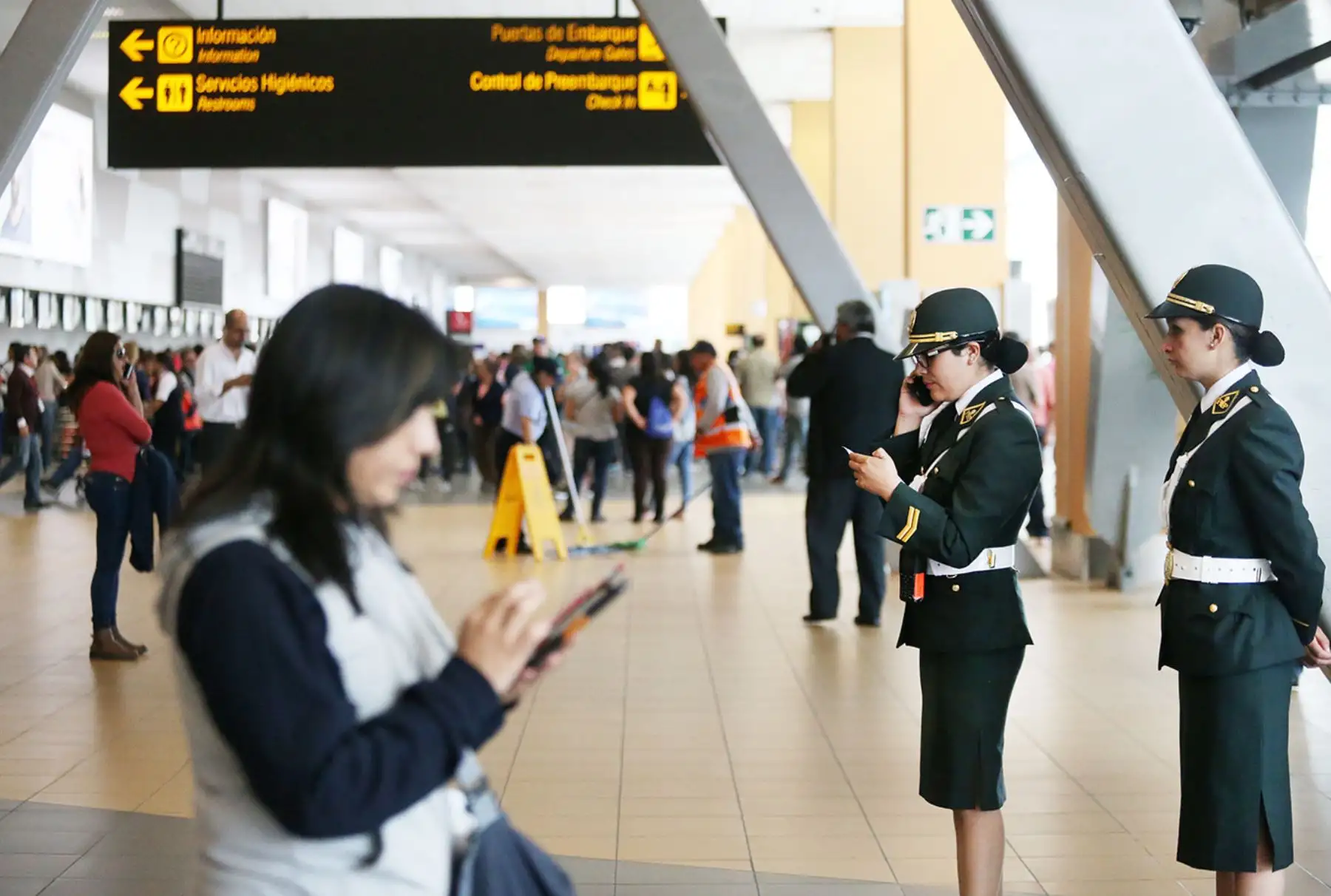 LIMA PERÚ, NOVIEMBRE 18. Medidas de seguridad en el Aeropuerto Internacional Jorge Chavez. Foto: ANDINA/Melina Mejía