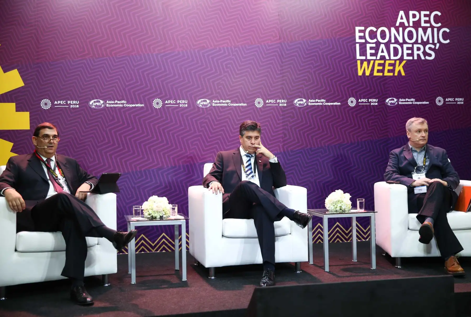 LIMA PERÚ, NOVIEMBRE 17. Conferencia de prensa en el Foro APEC 2016 de Mike Davies de Global Communications y Orlando Marchesi de PwC Country. Foto:ANDINA/ Norman Cordova