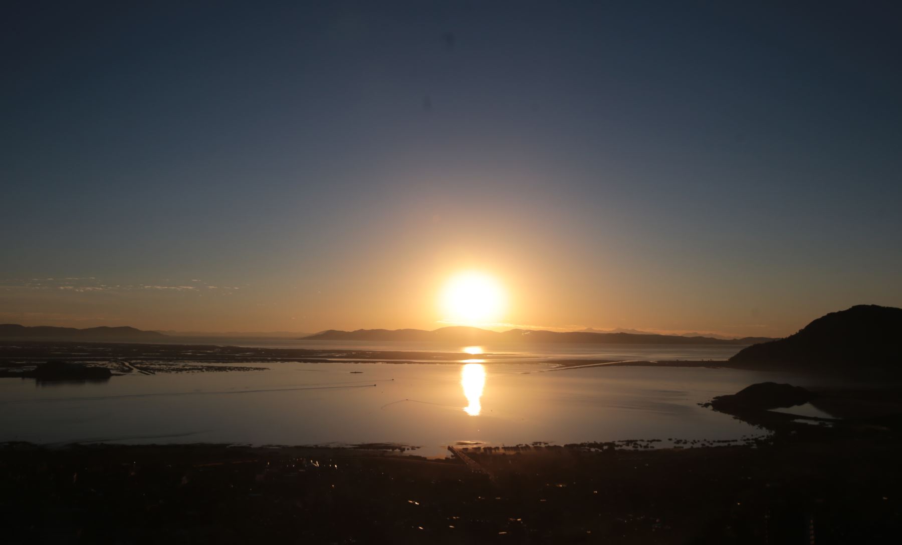 Puesta del sol en el lago Titicaca. ANDINA/archivo