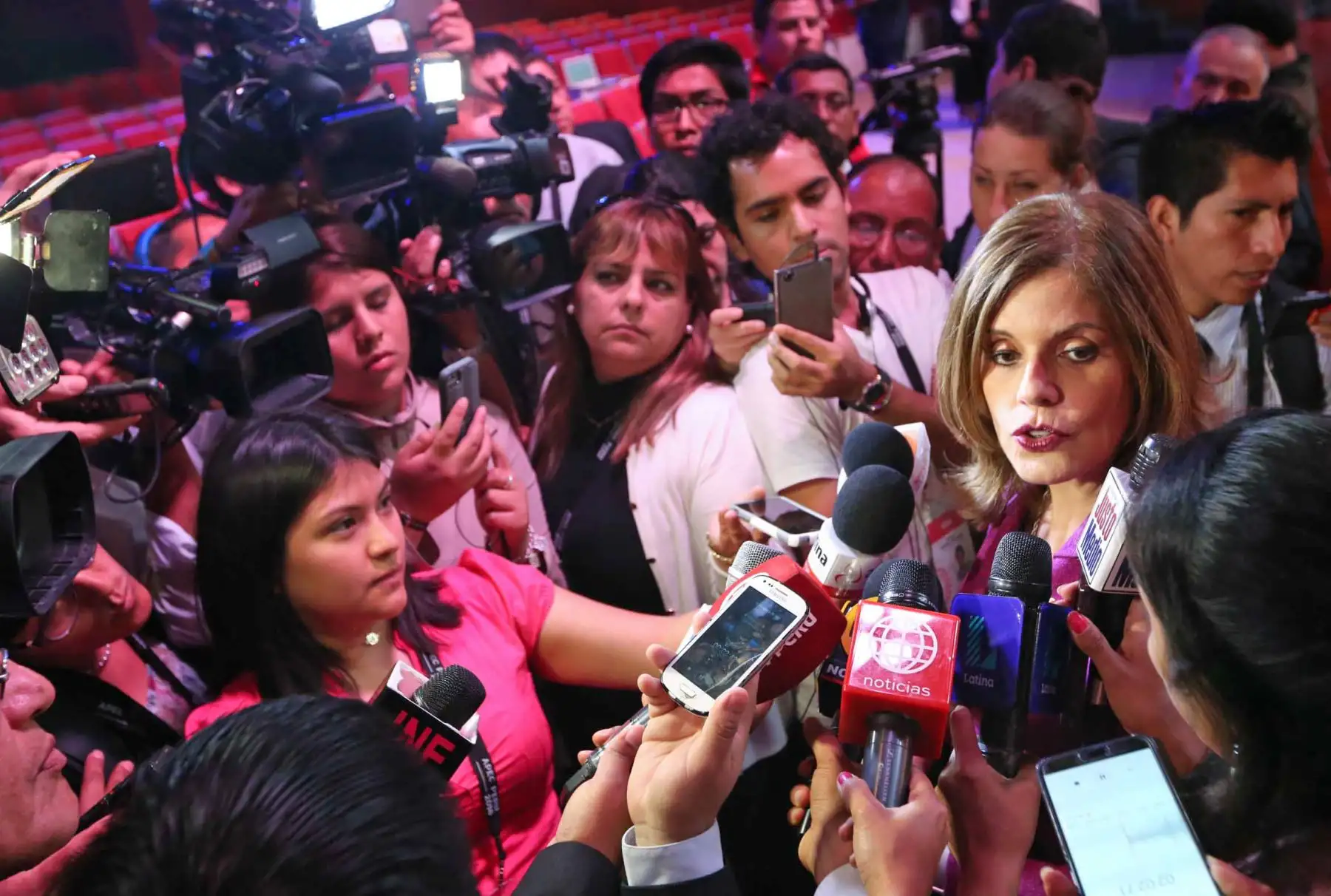 LIMA PERÚ, NOVIEMBRE 17. La segunda vicepresidenta de la República y presidenta de la Comisión de Alto Nivel APEC, Mercedes Aráoz, participa en la ceremonia del lanzamiento del matasello postal APEC 2016. Foto: ANDINA/ Dante Zegarra