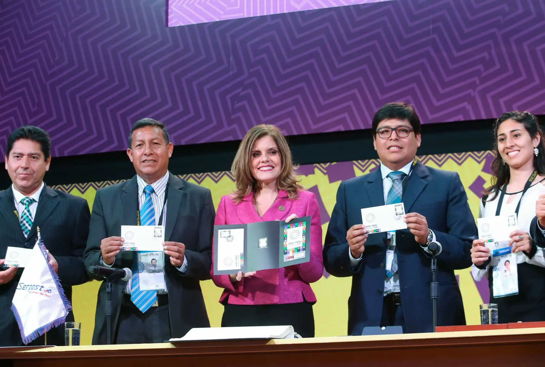 LIMA PERÚ, NOVIEMBRE 17. La segunda vicepresidenta de la República y presidenta de la Comisión de Alto Nivel APEC, Mercedes Aráoz, participa en la ceremonia del lanzamiento del matasello postal APEC 2016. Foto: ANDINA/ Dante Zegarra