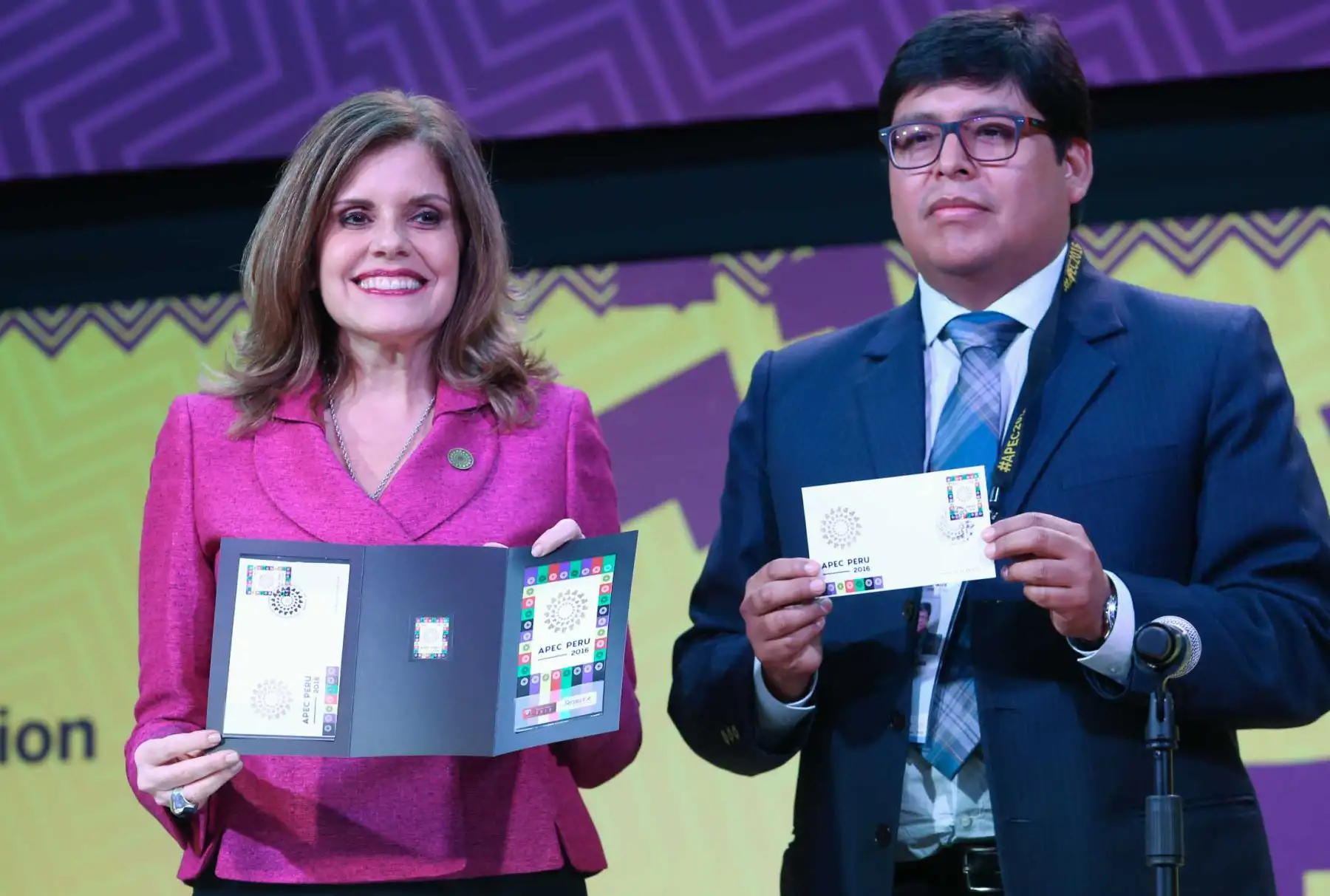 LIMA PERÚ, NOVIEMBRE 17. La segunda vicepresidenta de la República y presidenta de la Comisión de Alto Nivel APEC, Mercedes Aráoz, participa en la ceremonia del lanzamiento del matasello postal APEC 2016. Foto: ANDINA/ Dante Zegarra