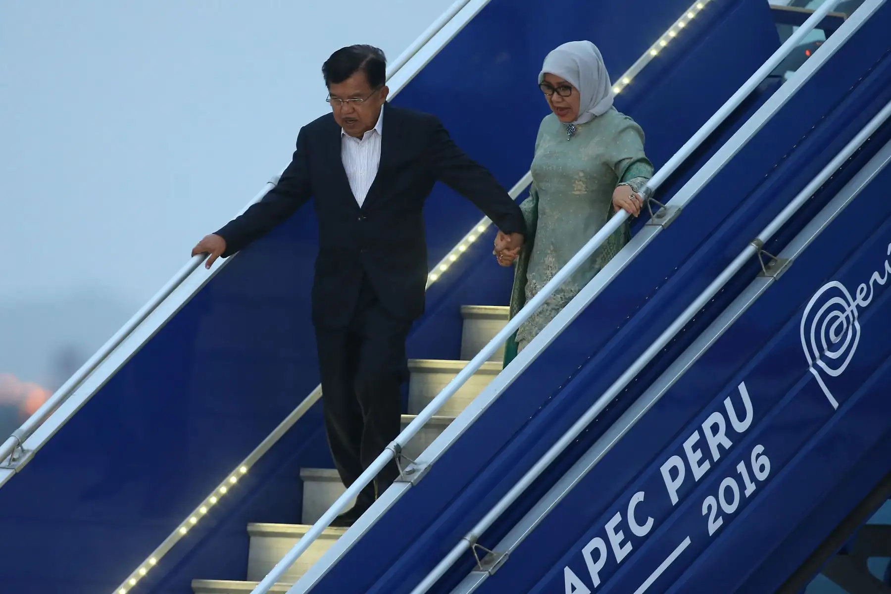LIMA,PERÚ-NOVIEMBRE 18. Llegada del lider de la economía Indonesia, Jusuf Kalla,  al grupo 8 de la FAP.Foto: ANDINA/archivo.