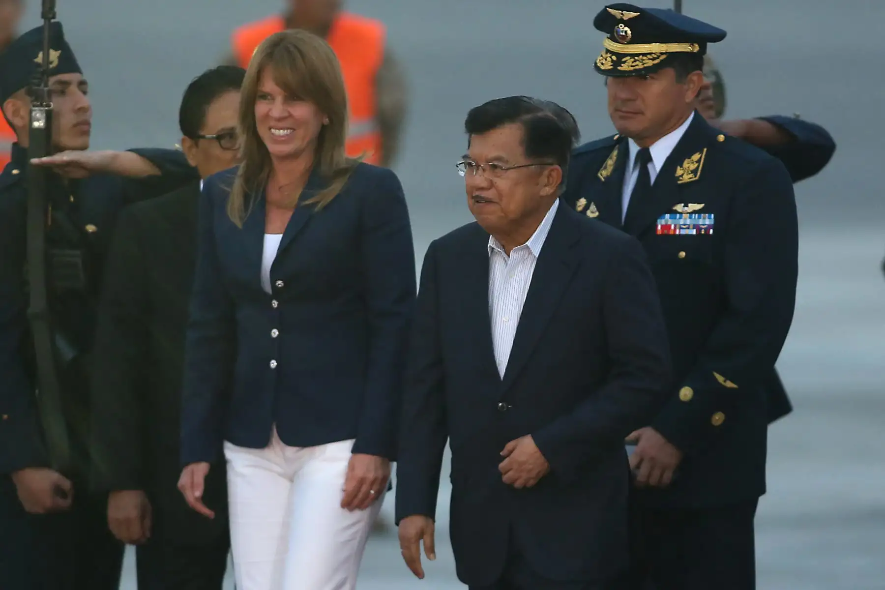 LIMA,PERÚ-NOVIEMBRE 18. Llegada del lider de la economía Indonesia, Jusuf Kalla,  al grupo 8 de la FAP.Foto: ANDINA/archivo.