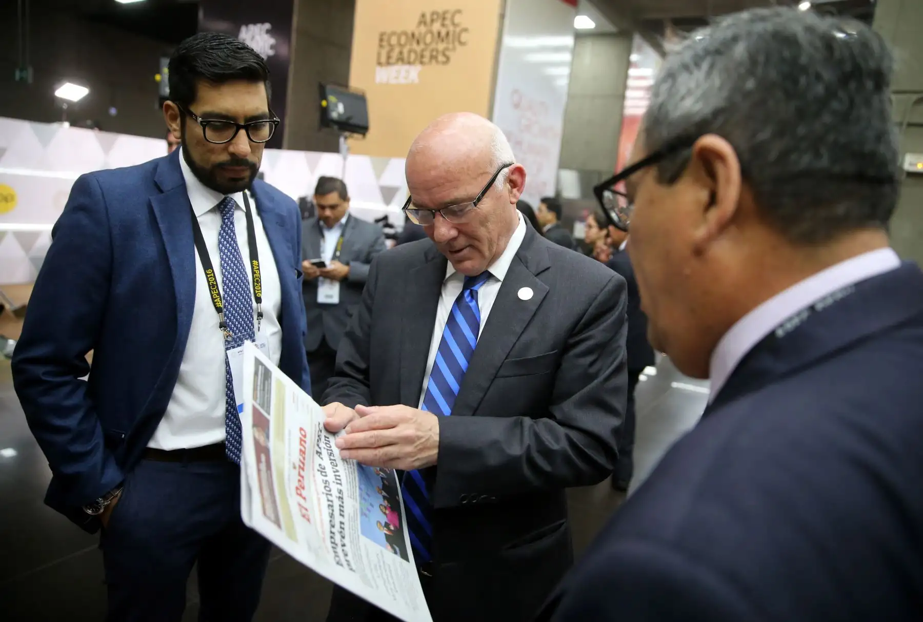 LIMA PERÚ, NOVIEMBRE 18. Ministro de Comercio Exterior, Eduardo Ferreyros junto al presidente del directorio de Editora Perú Carlos Becerra, observan la edición bilingûe del Diario Oficial El Peruano en la Cumbre APEC 2016. Foto:ANDINA/Vidal Tarqui