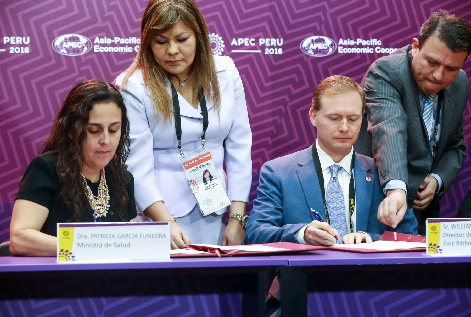 LIMA PERÚ, NOVIEMBRE 18. El Ministerio de Salud y la organización internacional Pink Roibbon Red Ribbon PRRR, firman un convenio que permite implementar el observatorio nacional del cancer. APEC 2016. Foto: ANDINA/Vidal Tarqui
