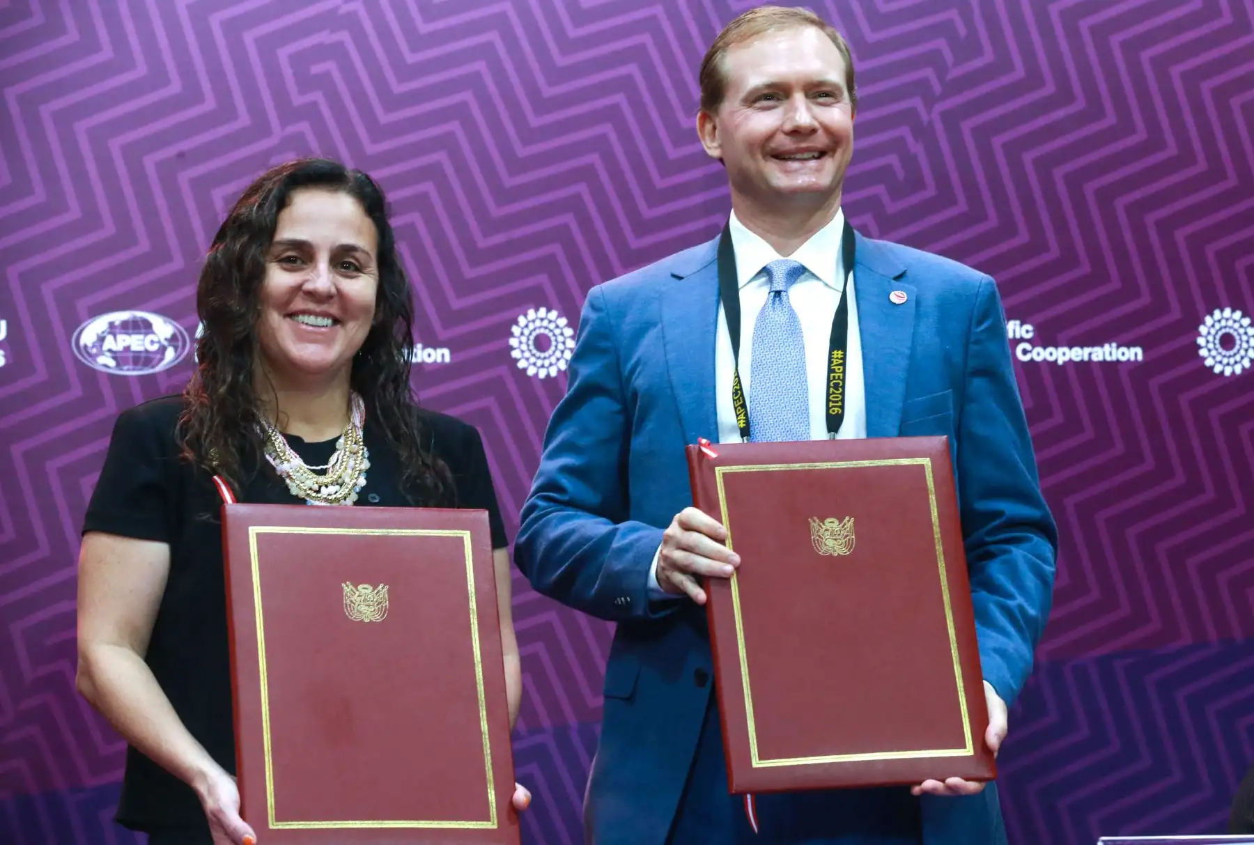 LIMA PERÚ, NOVIEMBRE 18. El Ministerio de Salud y la organización internacional Pink Roibbon Red Ribbon PRRR, firman un convenio que permite implementar el observatorio nacional del cancer en el APEC 2016. Foto: ANDINA/Vidal Tarqui