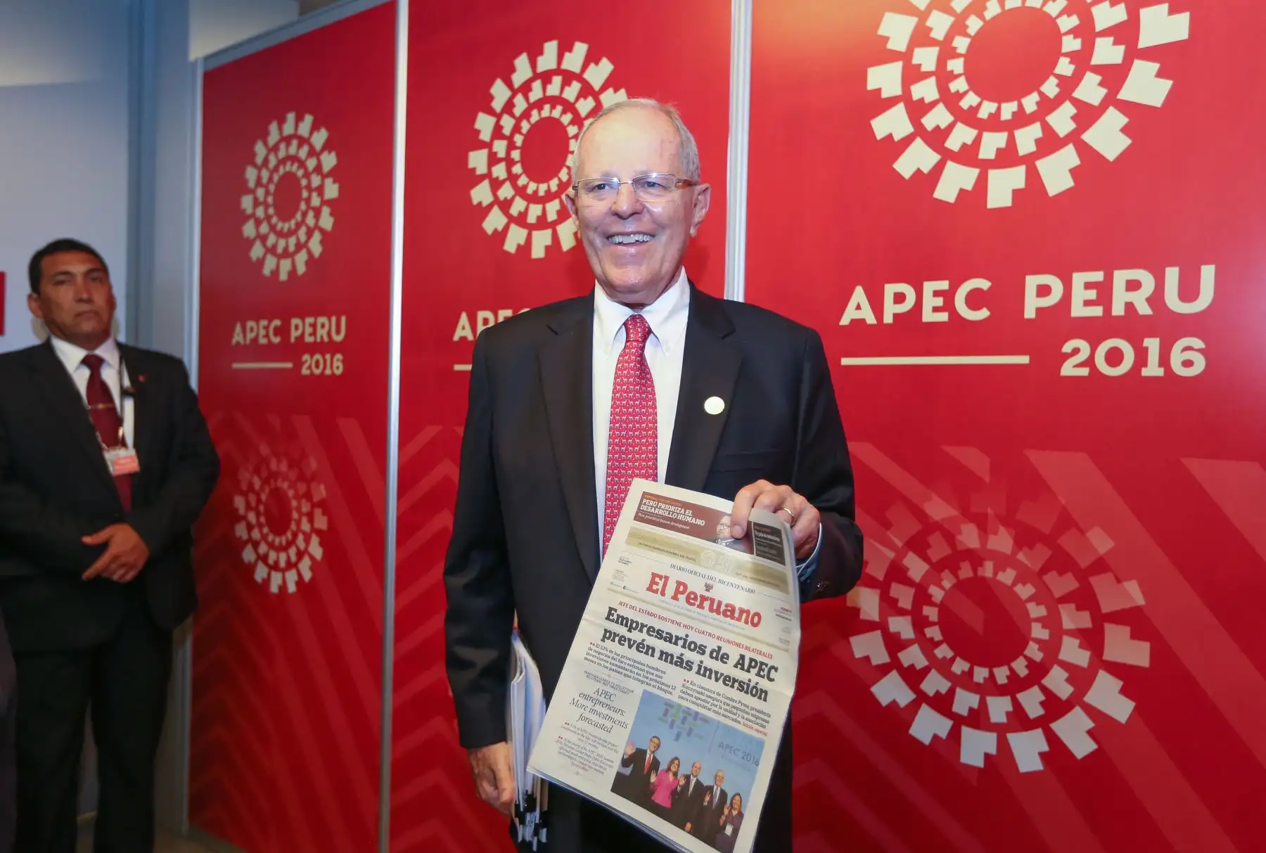 Presidente Pedro Pablo Kuczynski con la edición bilingue del Diario Oficial El Peruano en APEC 2016. Foto: ANDINA/ Dante Zegarra