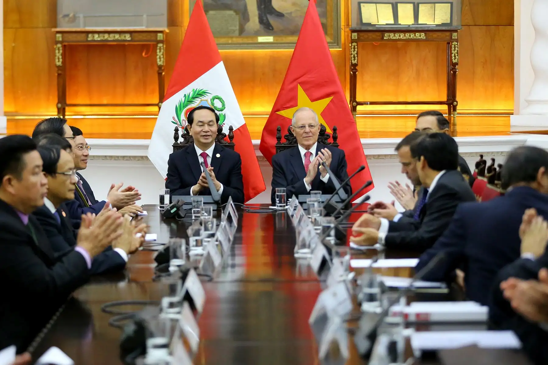 LIMA, PERÚ, 18 NOV.- El presidente del Perú, Pedro Pablo Kuczynski, y SU homólogo de Vietnam, Tran Dai Quang, presenciaron hoy la firma de tres acuerdos bilaterales. Foto: ANDINA/Prensa Presidencia