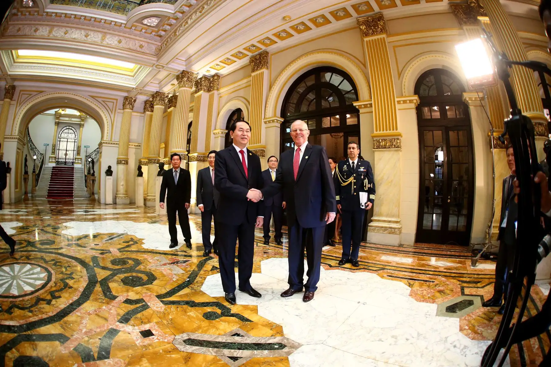 LIMA, PERÚ, 18 NOV.- El presidente del Perú, Pedro Pablo Kuczynski, y su homólogo de Vietnam, Tran Dai Quang, presenciaron la firma de tres acuerdos bilaterales, en Palacio de Gobierno, en el marco de la Cumbre APEC 2016.Foto: ANDINA/Prensa Presidencia